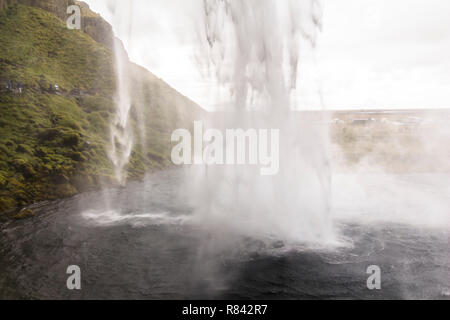 Vue de derrière de Seljalandsfoss pittoresque ring road, l'Islande Banque D'Images