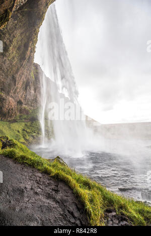 Vue de derrière de Seljalandsfoss pittoresque ring road, l'Islande Banque D'Images