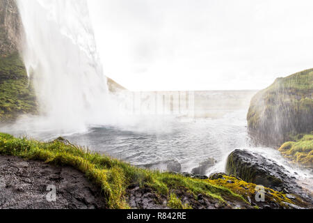 Vue de derrière de Seljalandsfoss pittoresque ring road, l'Islande Banque D'Images