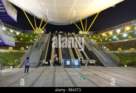 KAOHSIUNG, TAIWAN -- 1 décembre 2018 : la sortie et l'entrée du parc Central moderne de la station de transport rapide de masse de Kaohsiung. Banque D'Images