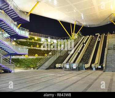 KAOHSIUNG, TAIWAN -- 1 décembre 2018 : la sortie et l'entrée du parc Central moderne de la station de transport rapide de masse de Kaohsiung. Banque D'Images