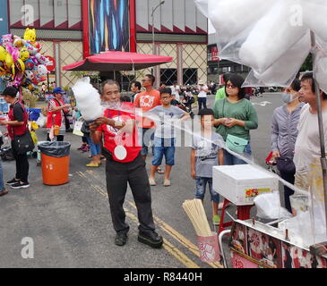 KAOHSIUNG, TAIWAN -- 8 décembre 2018 : Un vendeur de rue, démontrer ses compétences à faire la barbe à un événement en plein air. Banque D'Images