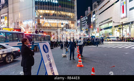 Tokyo policier en service au croisement de Shibuya pendant Halloween. Halloween est devenu de plus en plus populaire au Japon, au cours des dernières années. Banque D'Images