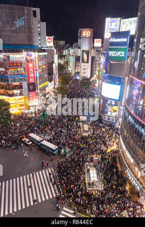 Tokyo policier en service au croisement de Shibuya pendant Halloween. Halloween est devenu de plus en plus populaire au Japon, au cours des dernières années. Banque D'Images