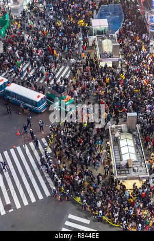 Tokyo policier en service au croisement de Shibuya pendant Halloween. Halloween est devenu de plus en plus populaire au Japon, au cours des dernières années. Banque D'Images