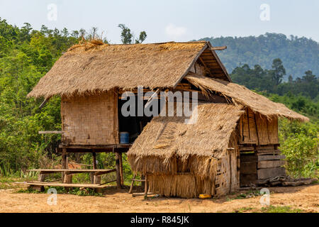 Thakhek, Laos - 20 Avril 2018 : Bamboo House dans une région rurale isolée entourée d'espaces verts au Laos Banque D'Images