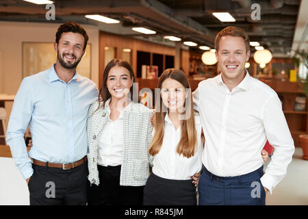 Portrait of Smiling Businesswoman Standing In Office moderne de recrutement de diplômés au jour d'évaluation Banque D'Images