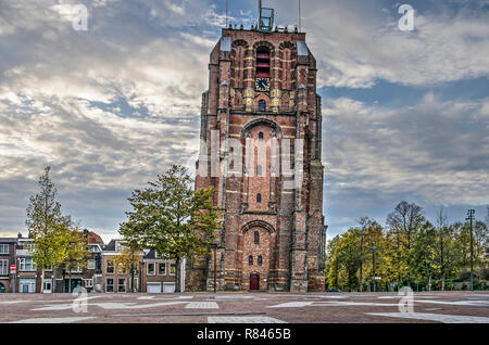 Leeuwarden, Pays-Bas, le 3 novembre 2018 : la vue de la place voisine penchée vers l'Oldehove 16e siècle clocher solitaire Banque D'Images