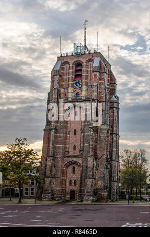 Leeuwarden, Pays-Bas, le 3 novembre 2018 : l'image en mode portrait du 16ème siècle Oldehove penchée tour de l'église solitaire contre un dram Banque D'Images