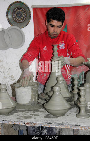 Potter jeter un pot dans une coopérative de poterie à Fez, Maroc Banque D'Images