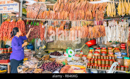 SIEM REAP, Cambodge - 24 NOVEMBRE 2017 : - le vendeur. Le marché asiatique traditionnel avec de la nourriture. Vente d'une variété de fruits de mer séchés sur le comptoir Banque D'Images