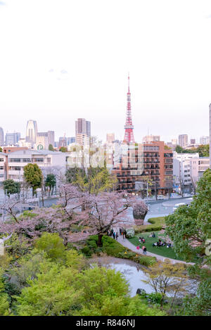 Vue de la tour de Tokyo avec fleurs de cerisier comme arrière-plan. Photoed Jardin à Mori, Tokyo, Japon. Banque D'Images