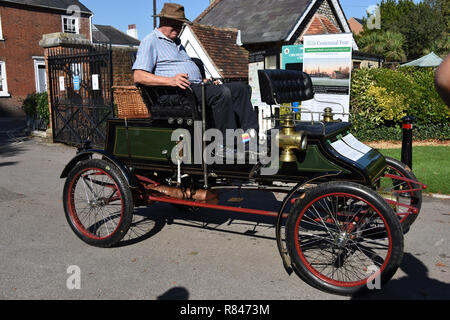 1903 une voiture à vapeur Stanley, le spectacle au Prieuré Park centenaire à Chichester, dans le sud de l'Angleterre Banque D'Images