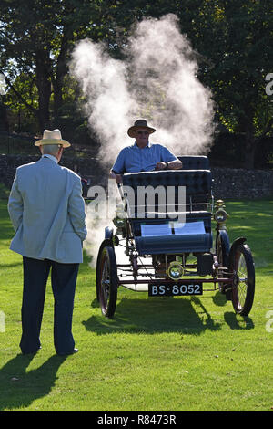 1903 une voiture à vapeur Stanley, avec la vapeur jusqu'au Prieuré du Centenaire du parc dans le sud de l'Angleterre, Chichester Banque D'Images