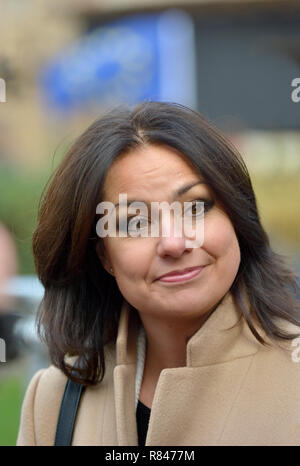 Heidi MP Allen (aujourd'hui indépendante, puis Con : South Cambridgeshire) sur College Green, Westminster, pour discuter le vote de confiance... Banque D'Images