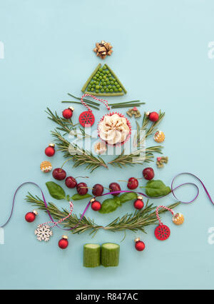 Arbre de Noël à partir de divers ingrédients alimentaires Banque D'Images