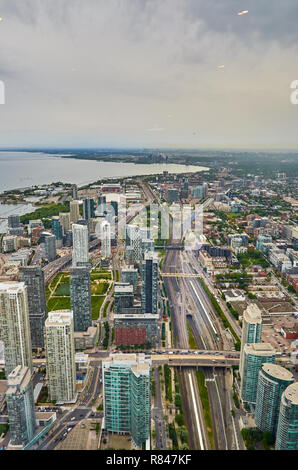 Vue aérienne imprenable de Toronto Centre à partir de l'observation à haute altitude étage dans la Tour CN à Toronto, Canada. Banque D'Images