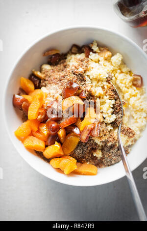 Grains de mil avec dates, abricots, graines de chia et le chardon de lait Banque D'Images