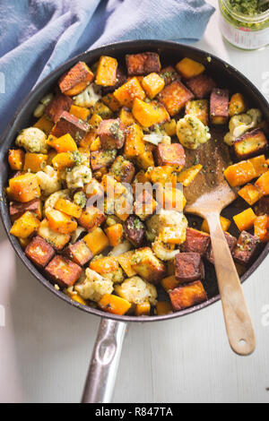 Le potiron, le chou-fleur, paneer fromage au pesto vert Banque D'Images