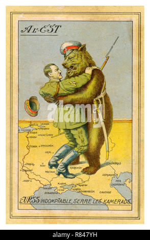 HITLER et L'OURS RUSSE WW2 la propagande française des années 1940 carte postale illustrant Adolf Hitler dans une étreinte meurtrière avec un camarade d'ours russe de l'Armée rouge en uniforme debout sur une carte du Front de l'est de la Seconde Guerre mondiale Banque D'Images