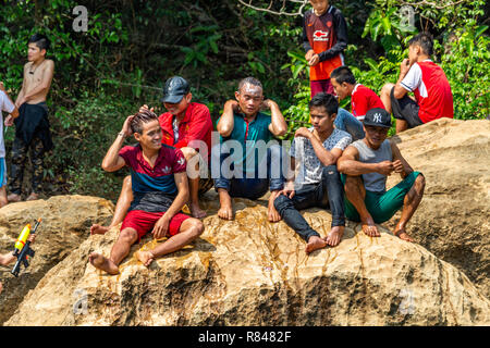 Thakhek, Laos - 20 Avril 2018 : Groupe de garçons obtenir après avoir séché un bain dans un lac au Laos Banque D'Images