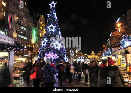 Le marché de Noël et arbre de la Place Venceslas de Prague, en République tchèque, le lundi 10 décembre, 2018. (CTK Photo/Martin Hurin) Banque D'Images