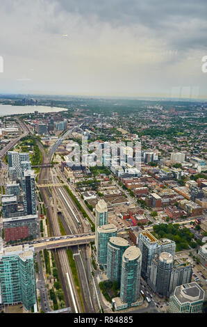 Vue aérienne imprenable de Toronto Centre à partir de l'observation à haute altitude étage dans la Tour CN à Toronto, Canada. Banque D'Images