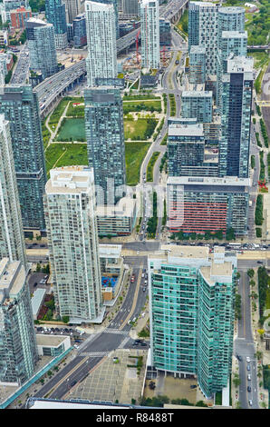 Vue aérienne imprenable de Toronto Centre à partir de l'observation à haute altitude étage dans la Tour CN à Toronto, Canada. Banque D'Images