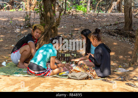 Thakhek, Laos - 20 Avril 2018 : la population locale d'avoir un pique-nique et de boire une bière entourée de bois dans le sud du Laos Banque D'Images