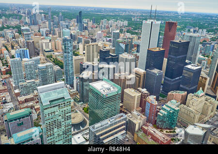 Vue aérienne imprenable de Toronto Centre à partir de l'observation à haute altitude étage dans la Tour CN à Toronto, Canada. Banque D'Images