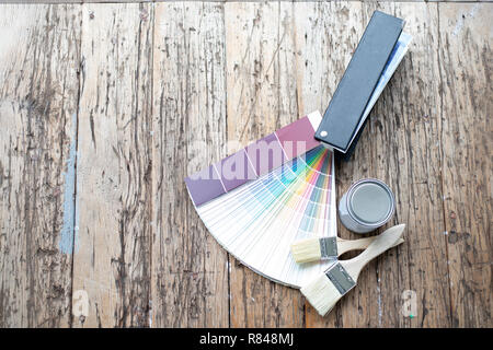 Peintre et décorateur table de travail avec échantillons de couleur et des pinceaux, vue du dessus Banque D'Images