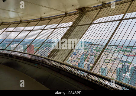 L'étage d'observation à haute altitude à couper le souffle dans la Tour CN à Toronto, Canada. Banque D'Images