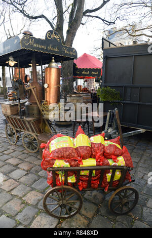 un chariot de rue traditionnel vendant des marrons chauds dans le quartier de Montmartre à Paris, France Banque D'Images