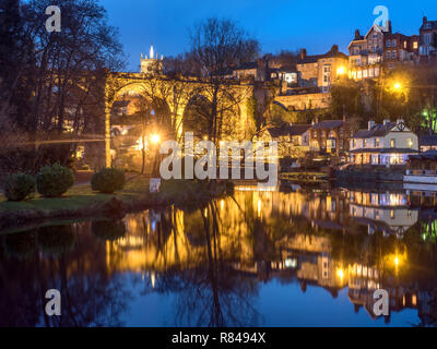 Viaduc et bâtiments au bord de l'eau reflètent dans la rivière Nidd au crépuscule au nord Yorkshire Angleterre Knaresborough Banque D'Images