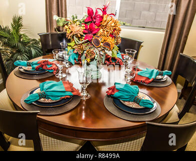 Table ronde en bois moderne avec six Place Settings Banque D'Images