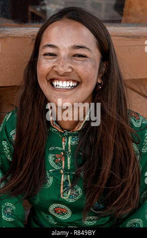 Jeune femme ladakhis, vêtu d'un costume traditionnel lors des célébrations de Sa Sainteté le Dalaï Lama, l'anniversaire de Mulbekh, Ladakh, le Jammu-et-Cachemire, l'Inde, Banque D'Images