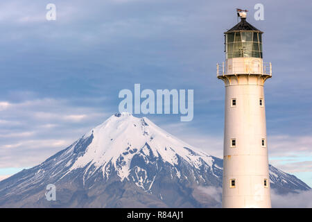 Le Mont Taranaki, phare de Cap Egmont, New Plymouth, île du Nord, Nouvelle-Zélande Banque D'Images