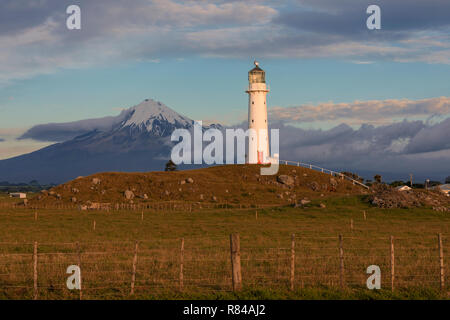 Le Mont Taranaki, phare de Cap Egmont, New Plymouth, île du Nord, Nouvelle-Zélande Banque D'Images