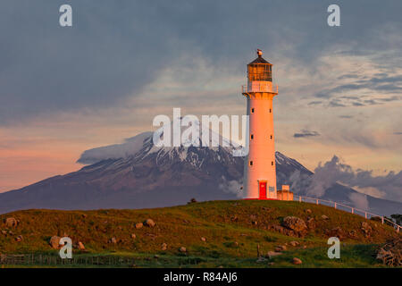 Le Mont Taranaki, phare de Cap Egmont, New Plymouth, île du Nord, Nouvelle-Zélande Banque D'Images