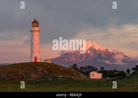 Le Mont Taranaki, phare de Cap Egmont, New Plymouth, île du Nord, Nouvelle-Zélande Banque D'Images