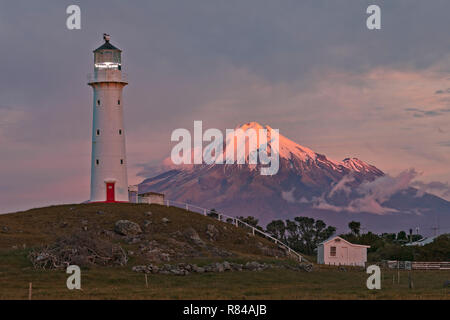 Le Mont Taranaki, phare de Cap Egmont, New Plymouth, île du Nord, Nouvelle-Zélande Banque D'Images