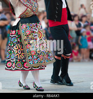 L'homme et de la femme de danser et de porter le costume folklorique traditionnel de Zamora (Espagne) Banque D'Images