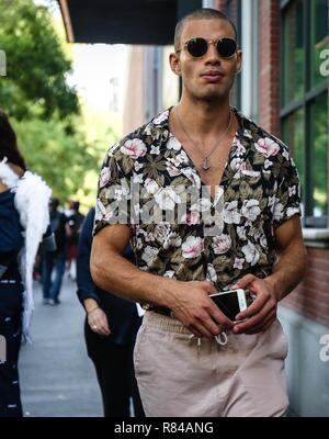 MILAN, ITALIE - 20 septembre 2018 : les hommes dans la rue au cours de la Fashion Week de Milan. Banque D'Images