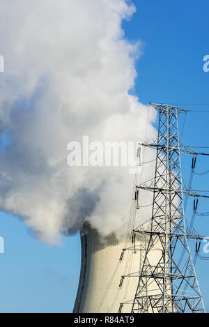 Pylône de l'électricité à haute tension / tour de transmission et de vapeur / présence de vapeur à partir de la tour de refroidissement de centrale nucléaire / nuclear power plant Banque D'Images