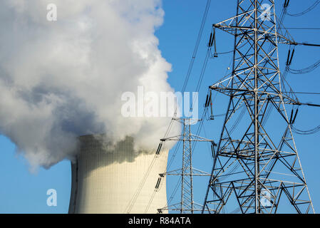 Pylône de l'électricité à haute tension / tour de transmission et de vapeur / présence de vapeur à partir de la tour de refroidissement de centrale nucléaire / nuclear power plant Banque D'Images