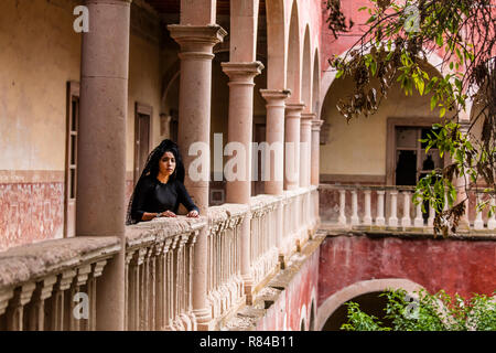 Une femme mexicaine de 20 ans habillée d'une mantille traditionnels portés lors de Pâques au JARAL DE BERRIOS, une hacienda historique - San Felipe, MEXIQUE Banque D'Images
