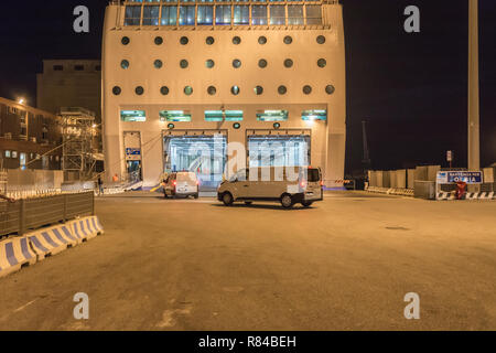 Le conseil et les motocyclistes véhicules Moby Line ferry pour l'île de la Sardaigne, en Italie, à partir du port de Livourne. Banque D'Images