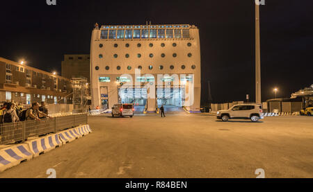 Le conseil et les motocyclistes véhicules Moby Line ferry pour l'île de la Sardaigne, en Italie, à partir du port de Livourne. Banque D'Images