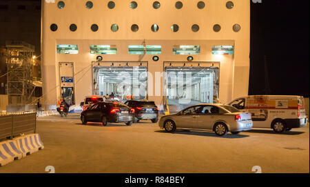 Le conseil et les motocyclistes véhicules Moby Line ferry pour l'île de la Sardaigne, en Italie, à partir du port de Livourne. Banque D'Images