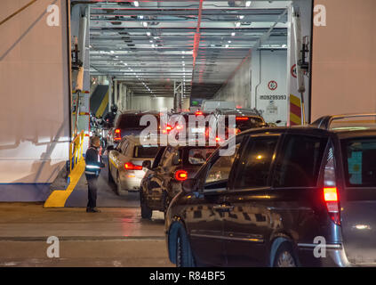 Le conseil et les motocyclistes véhicules Moby Line ferry pour l'île de la Sardaigne, en Italie, à partir du port de Livourne. Banque D'Images